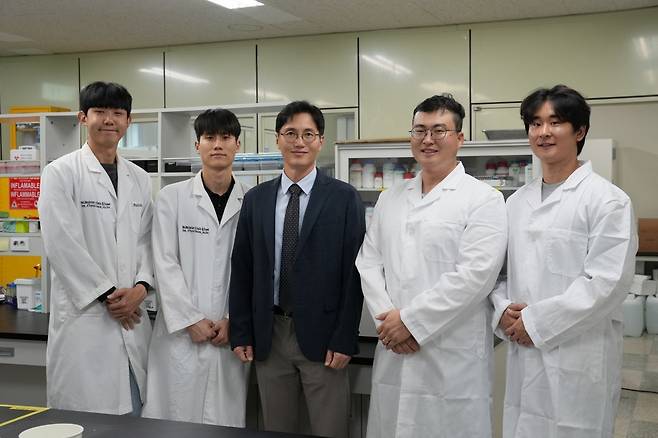 강청훈 인하대학교 체육교육과 교수가 이끄는 건강질병대사연구실. 왼쪽부터 이시현 연구원, 장준호 연구원, 강 교수, 소병훈 연구원, 염동진 연구원. 인하대 제공