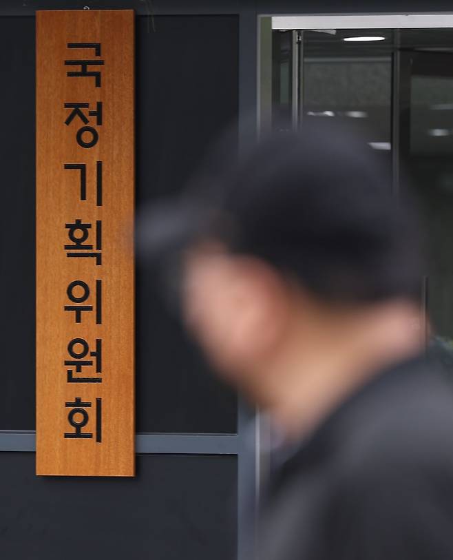 이재명 정부의 대통령직인수위원회 격인 국정기획위원회는 100대 국정과제를 정리하고 과제별로 추진 시점과 목표 등을 정해 '국정운영 5개년 계획'을 마련한다. 사진은 지난달 16일 출범일에 서울 종로구 정부서울청사 창성동 별관 입구에 국정기획위원회가 현판이 걸려 있는 모습. 연합뉴스