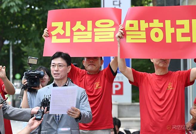 임성근 전 해병대 1사단장이 29일 오전 서울 서초구 이명현 순직 해병 특별검사 사무실 앞에서 '신속한 결정 요청서' 제출에 앞서 발언하고 있다.