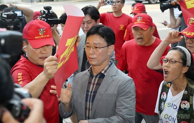 29일 업무상과실치사상 사건 신속 결정 요청서 제출을 위해 서울 서초구 순직해병특검을 방문한 임성근 전 해병대 1사단장이 해병대예비역연대 회원들의 항의를 받고 있다.