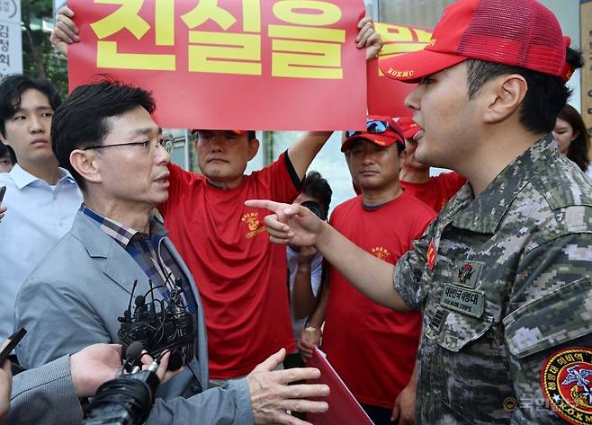 29일 업무상과실치사상 사건 신속 결정 요청서 제출을 위해 서울 서초구 순직해병특검을 방문한 임성근 전 해병대 1사단장이 해병대예비역연대 회원들의 항의를 받고 있다.