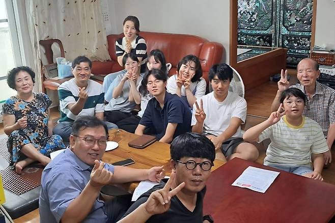 광주동명교회 교인 3대가 최근 가정에서 예배와 성경읽기를 진행했다. 교회 제공