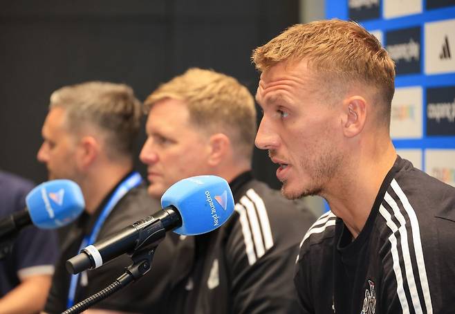 뉴캐슬 유나이티드의 댄 번이 29일 오후 서울 여의도 IFC몰에서 열린 쿠팡플레이 시리즈 1경기 사전 기자회견에서 취재진 질문에 답하고 있다. 연합뉴스