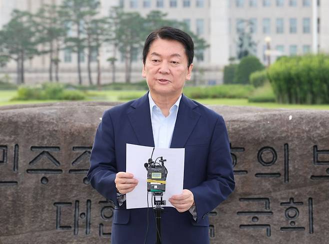 안철수 국민의힘 의원이 29일 서울 여의도 국회 상징석 앞에서 당대표 출마 기자회견을 하고 있다. 연합뉴스