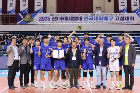 올 고성대회에서 연맹 창설 23년만에 첫 우승을 차지한 조선대 선수단이 시상식 후 포즈를 취하고 있다.