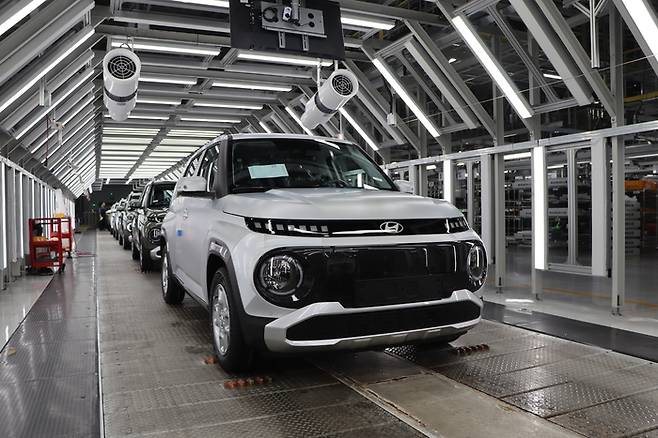 광주광역시 빛그린산업단지 내 위치한 광주글로벌모터스(GGM) 공장에서 캐스퍼EV의 외관 검사가 진행되고 있다. [광주글로벌모터스]