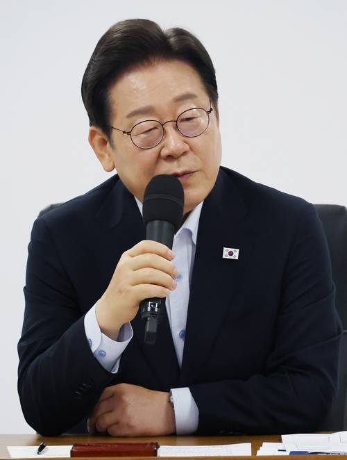 이재명 대통령이 지난 25일 경기도 시흥시 SPC 삼립 시화공장에서 열린 산업재해 근절 현장 노사간담회에서 발언하고 있다. [김호영 기자]