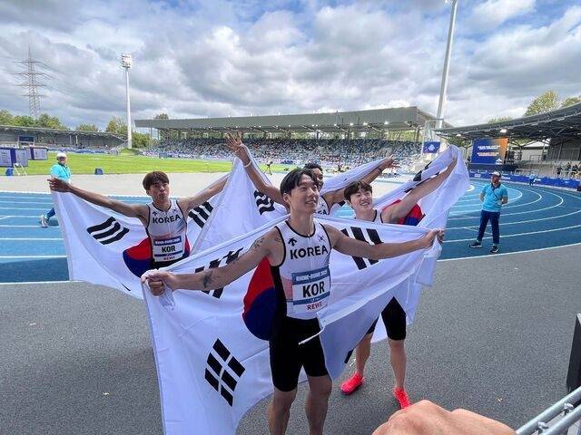한국 육상 남자 400m 계주팀이 27일(한국시간) 독일 보훔 로르하이데 스타디움에서 열린 2025 라인-루르 하계 세계대학경기대회(U대회)에서 우승한 뒤 태극기 세리머니를 하고 있다. [사진 = 대한육상연맹]