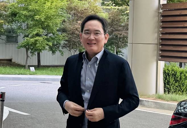 이재용 삼성전자 회장이 29일 강서구 서울김포비즈니스항공센터(SGBAC)를 통해 워싱턴으로 출국하고 있다. [사진 = 연합뉴스]