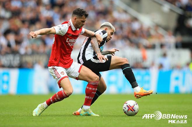 ‘BBC’는 “순지출로만 따지면 선덜랜드는 맨체스터 시티, 아스널, 리버풀, 첼시, 맨체스터 유나이티드, 토트넘 홋스퍼 등 빅6 다음으로 지출이 많다”며 “선덜랜드의 야망이 그만큼 크다는 뜻”이라고 짚었다. ‘BBC’는 덧붙여 “선덜랜드가 EPL에서 경쟁력 있는 구단으로 자리잡기 위한 핵심이 자카다. 그는 실력, 경험, 리더십 등을 두루 갖췄다. 우승 DNA도 있다. 선덜랜드는 자카를 중심으로 EPL 생존을 넘어 더 큰 꿈을 꾸고 있다”고 분석했다. 사진=AFPBBNews=News1