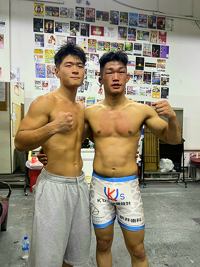 권지후가 2025년 7월 일본 오사카 벤텐초세카이칸 WARDOG 53 메인이벤트 승리 후 우에다 겐토와 기념 촬영을 하고 있다. 사진=스탠다드앤드프로그레스 스포츠에이전시 제공