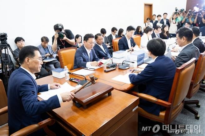 (서울=뉴스1) 유승관 기자 = 김주영 국회 환경노동위원회 고용노동법안심사소위원장이 28일 서울 여의도 국회에서 열린 제427회 국회(임시회) 제1차 고용노동법안심사소위원회에서 의사봉을 두드리고 있다.  환노위는 이날 소위를 열고 노동조합 및 노동관계조정법 일부개정법률안(노란봉투법)을 심사한다. 2025.7.28/뉴스1  Copyright (C) 뉴스1. All rights reserved. 무단 전재 및 재배포,  AI학습 이용 금지. /사진=(서울=뉴스1) 유승관 기자
