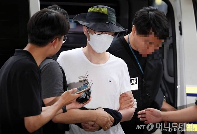 서울 은평구 소재 아파트 단지에서 같은 아파트 주민에게 일본도를 휘둘러 살해한 30대 남성 백모씨. 지난해 8월1일 서울 마포구 서울서부지법에서 열린 살인 혐의 영장실질심사(구속 전 피의자심문)에 출석하는 모습 /사진=뉴시스