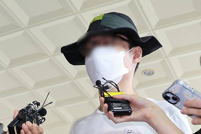 서울 은평구 소재 아파트 단지에서 같은 아파트 주민에게 일본도를 휘둘러 살해한 30대 남성 백모씨. 지난해 8월1일 서울 마포구 서울서부지법에서 열린 살인 혐의 영장실질심사(구속 전 피의자심문)에 출석하는 모습 /사진=뉴스1