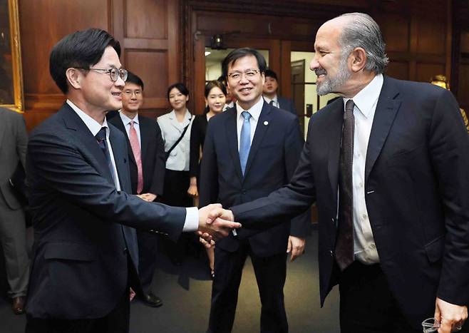 김정관(왼쪽) 산업통상자원부 장관이 24일(현지 시간) 미국 워싱턴 D.C. 상무부 회의실에서 하워드 러트닉(Howard Lutnick) 상무부 장관과 악수를 하고 있다. /사진=뉴시스(산업통상자원부 제공)