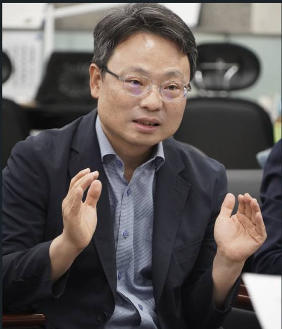 박은식 산림청 산림산업정책국장이 17일, 대형산불 피해지 복구현황에 대한 설명을 하고 있다. /사진제공=산림청