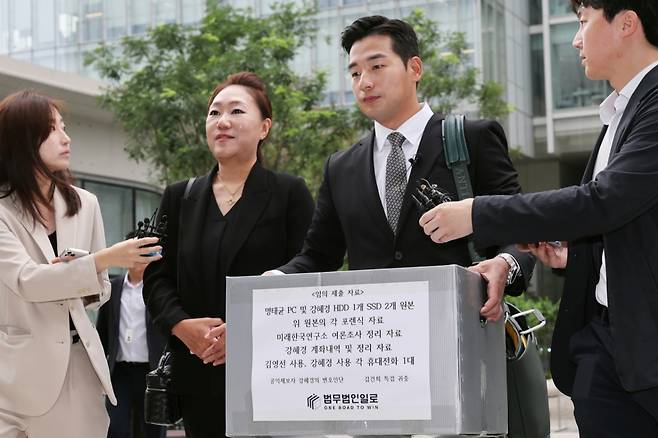 '명태균 게이트'를 최초 폭로한 전 미래한국연구소 부소장 강혜경씨(오른쪽)가 지난 16일 오전 서울 종로구 KT광화문빌딩에 마련된 김건희 특검 사무실에서 '명태균 PC 및 여론조사 자료' 등 임의 제출 자료를 든 문건일 변호사와 함께 참고인 조사를 받기 위해 출석하고 있다. /사진=뉴스1