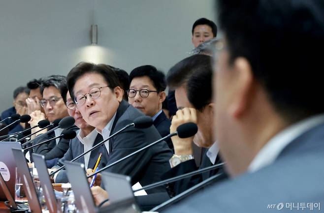 [서울=뉴시스] 최동준 기자 = 이재명 대통령이 29일 서울 용산 대통령실 청사에서 열린 국무회의에서 참석자들과 중대재해 반복 발생 근절 대책 관련 토론을 하고 있다. (대통령실통신사진기자단) 2025.07.29. photocdj@newsis.com /사진=