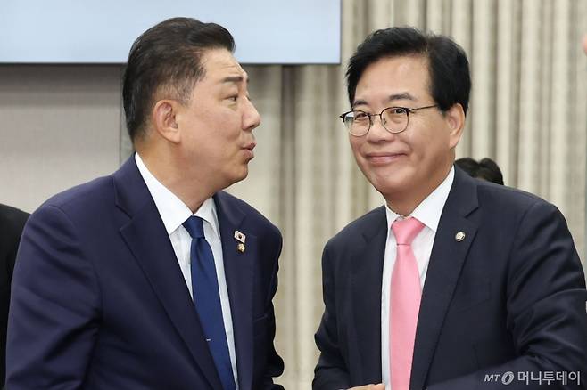 (서울=뉴스1) 이광호 기자 = 국회 운영위원장인 김병기 더불어민주당 대표 직무대행 겸 원내대표와 송언석 국민의힘 비상대책위원장 겸 원내대표가 29일 서울 여의도 국회에서 열린 운영위원회 전체회의를 마치고 대화하고 있다. 2025.7.29/뉴스1  Copyright (C) 뉴스1. All rights reserved. 무단 전재 및 재배포,  AI학습 이용 금지. /사진=(서울=뉴스1) 이광호 기자