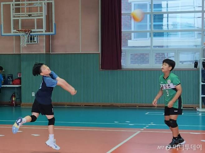 충남 예산 금오초 배구부 김민겸군(12·왼쪽)이 오가초 당시 훈련복을 입고 금오초에서 배구 훈련을 받고 있다. 1년 전만 해도 팀이 해체돼 뿔뿔이 흩어질 위기였다. 장효실 감독은 아이들과 다음달 1일 하계 땅끝 해남기 전국 초등학교 배구대회에 출전한다. /사진=김미루 기자.