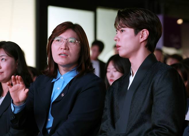 장미란 문화체육관광부 2차관(왼쪽)과 한국관광 명예홍보대사로 선정된 배우 박보검(오른쪽)이 29일 서울 강남구 SJ쿤스트할레에서 열린 '한국관광 명예홍보대사 위촉식'에 참석한 모습. / 사진 = 문화체육관광부 제공