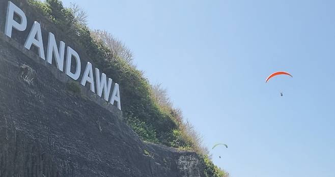 최근 한국인 사망사고가 발생한 인도네시아 발리 남부 해안인 판다와 비치 인근에 수십기의 패러글라이딩이 활공하고 있다./사진=지영호 기자