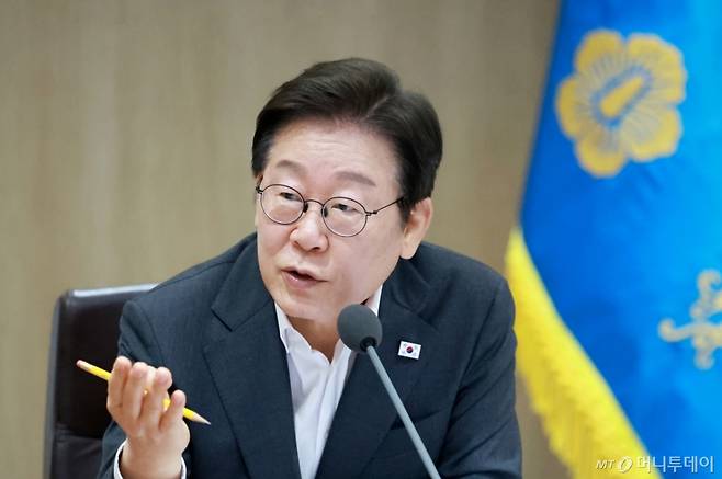 [서울=뉴시스] 최동준 기자 = 이재명 대통령이 29일 서울 용산 대통령실 청사에서 열린 국무회의에서 참석자들과 중대재해 반복 발생 근절 대책 관련 토론을 하고 있다. (대통령실통신사진기자단) 2025.07.29. photocdj@newsis.com /사진=