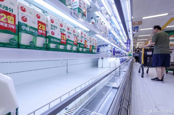 (서울=뉴스1) 민경석 기자 = 기록적인 폭염이 이어지면서 우유 공급 변동성 우려가 높아지고 있다. 업계와 낙농진흥회는 우유 원유 생산량이 5~10% 감소한 것으로 추정하고 있다. 28일 서울의 한 대형마트 우유 진열대 일부가 상품이 채워지지 않은 상태로 비어 있다. 2025.7.28/뉴스1 Copyright (C) 뉴스1. All rights reserved. 무단 전재 및 재배포, AI학습 이용 금지. /사진=(서울=뉴스1) 민경석 기자