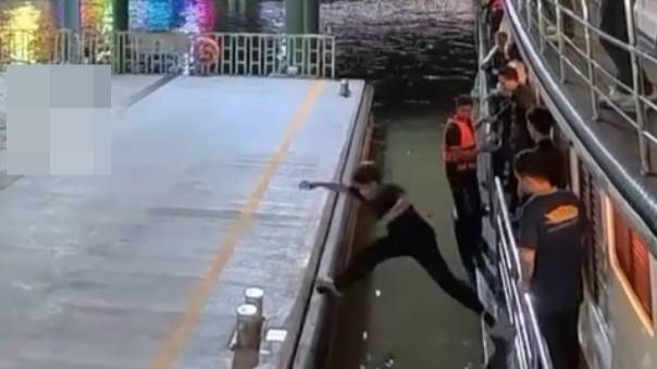 태국 방콕 한 선착장에서 한국 관광객이 여객선이 정박하기도 전에 뛰어내리다 강물에 빠지는 모습이 공개됐다./사진=틱톡