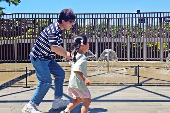 어린이를 동반한 가족이 패밀리형 테마파크 주라지 분수를 즐기고 있다./사진=신세계센텀시티