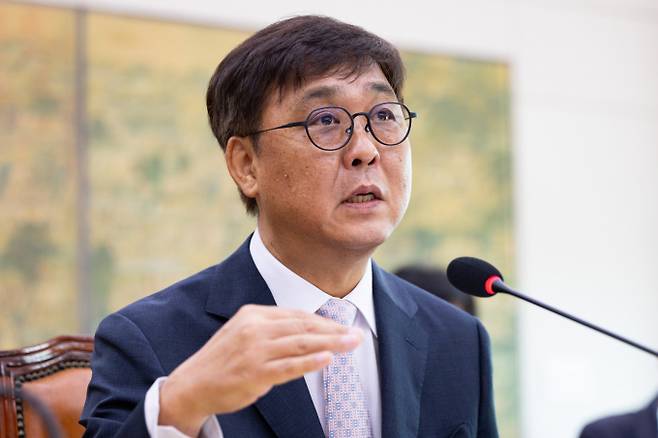 최휘영 문화체육관광부 장관 후보자가 29일 서울 여의도 국회에서 열린 문화체육관광위원회 인사청문회에서 경기 용인·이천 부지 매입에 대해 법령에 따라 적법하게 납부했다며 해명했다. 사진은 이날 서울 여의도 국회 문화체육관광위원회에서 열린 인사청문회에 출석한 최 후보자. /사진=뉴스1