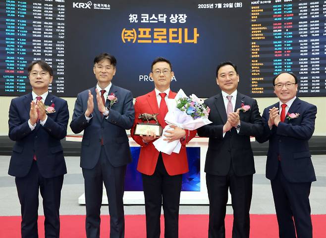 사진은 한국거래소 프로티나 코스닥시장 상장기념식에서 윤태영 프로티나 대표와 김성환 한국투자증권 대표 등이 기념 촬영하는 모습./사진=한국거래소