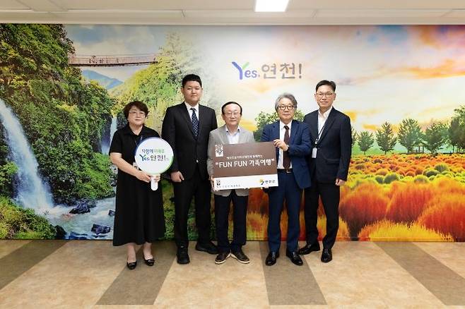김덕현 연천군수가 28일 군수실에서 영산조용기자선재단으로부터 '한부모가족 FUN FUN 가족여행 지원' 후원금을 전달받고 있다. /사진제공=연천군