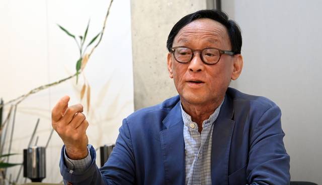 최근 경기 파주에서 만난 김명인 문학평론가가 인터뷰에 응하고 있다.  곽성호 기자