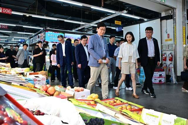 최호정 서울시의회 의장과 서울시 관계자들이 29일 가락시장을 방문해 농축산물 수급과 물가를 점검하고 있다. 서울시의회 제공