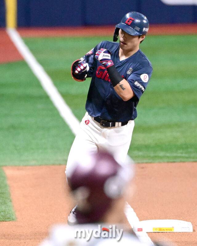 2025년 7월 24일 오후 서울 고척스카이돔에서 열린 '2025 신한 SOL뱅크 KBO 리그' 롯데 자이언츠와 키움 히어로즈의 경기. 롯데 고승민이 1회초 1사 후 솔로 홈런을 친 뒤 기뻐하고 있다./마이데일리