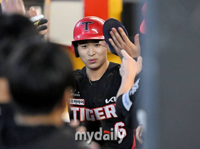 10일 오후 인천광역시 문학동 SSG랜더스필드에서 진행된 '2025 프로야구 KBO리그' SSG랜더스와 KIA타이거즈의 경기.기아 홍종표가 8회초 1사 만루서 김도영의 내야 땅볼때 홈을 밟은 뒤 환호하고 있다./마이데일리