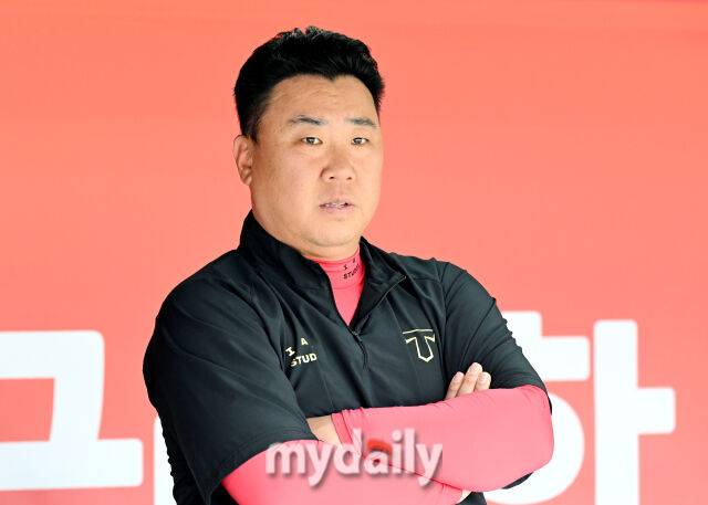 21일 오후 경기도 수원시 조원동 수원kt위즈파크에서 진행된 '2025 프로야구 KBO리그' kt위즈와 KIA타이거즈의 경기.기아 이범호 감독이 경기전 훈련에서 선수들을 지켜보고 있다./마이데일리