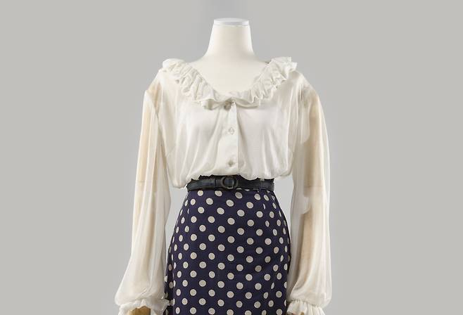 한국전쟁에 쓰이던 낙하산으로 만든 여성용 블라우스[대구섬유박물관 제공]