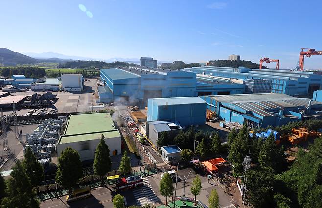 29일 전남 영암군 대불국가산업단지 HD현대삼호 내 지하공동구에서 화재 연기가 뿜어져 나오고 있다. <연합뉴스>