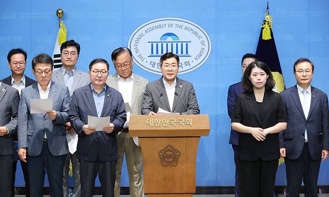 박찬대 더불어민주당 당대표 후보가 29일 서울 여의도 국회 소통관에서 현안 관련 기자회견을 하고 있다. [연합]