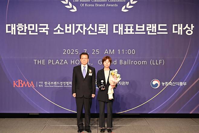 지난 25일 서울 중구 더 플라자 호텔에서 열린 ‘2025 대한민국 소비자신뢰 대표브랜드 대상’ 시상식에서 경희대학교 이훈영 교수(왼쪽)와 서은영 쿠첸 마케팅본부 상무가 기념 촬영을 하고 있다.  [ 쿠첸 제공]