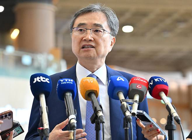 조현 외교부 장관이 29일 서울 김포국제공항 국제선에서 일본으로 출국하며 취재진의 질의에 답변하고 있다. 조 장관은 이날 일본 도쿄에서 이와야 다케시 외무상과 한일 외교장관회담을 가질 예정이다. 임세준 기자