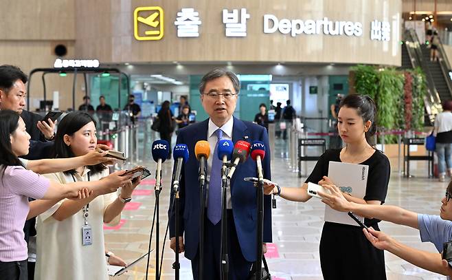 조현 외교부 장관이 29일 서울 김포국제공항 국제선에서 일본으로 출국하며 취재진의 질의에 답변하고 있다. 조 장관은 이날 일본 도쿄에서 이와야 다케시 외무상과 한일 외교장관회담을 가질 예정이다. 임세준 기자