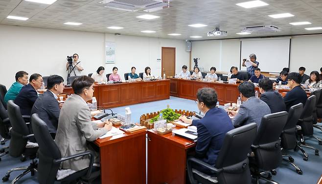 영주시의회 납폐기물 재생공장 대책 특별위원회가 납폐기물 공장 관련 제2차 공개토론회를 열고 향후 법적·행정적 대응 방안을 논의했다.[영주시의회제공]