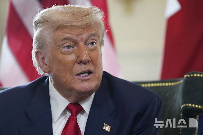 [턴베리=AP/뉴시스]도널드 트럼프 미국 대통령이 28일(현지 시간) 스코틀랜드 턴베리에 있는 자신의 골프 클럽에서 키어 스타머 영국총리와 회담하며 취재진 질문에 답하고 있다. 2025.07.29.