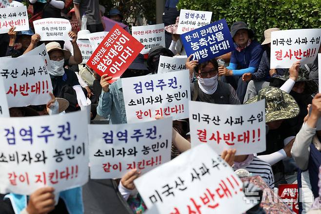 [서울=뉴시스] 조성우 기자 = 28일 오후 서울 용산구 대통령 인근에서 열린 한-미 상호관세 협상 농축산물 개방 반대 전국농축산인 결의대회에서 농민들이 구호를 외치고 있다. 2025.07.28. xconfind@newsis.com