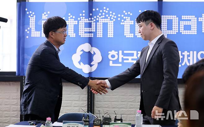 [서울=뉴시스] 김선웅 기자 = 한성존 대한전공의협의회 비상대책위원장이 지난 28일 서울 영등포구 한국환자단체연합회을 찾아 안기종 한국환자단체연합회 대표와 인사를 나누고 있는 모습. (공동취재) 2025.07.28. photo@newsis.com