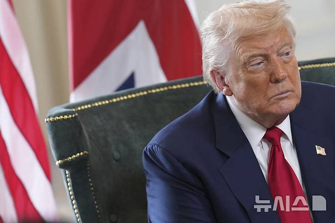 [턴베리=AP/뉴시스]도널드 트럼프 미국 대통령이 28일(현지 시간) 스코틀랜드 턴베리에 있는 자신의 골프 클럽에서 키어 스타머 영국총리와 회담하기 앞서 취재진 질문을 듣고 있다. 2025.07.29.