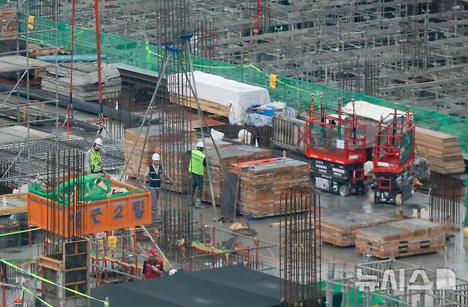 [서울=뉴시스] 황준선 기자 = 16일 서울 시내 한 공사현장에서 근로자들이 업무를 하고 있다. 2025.07.16. hwang@newsis.com